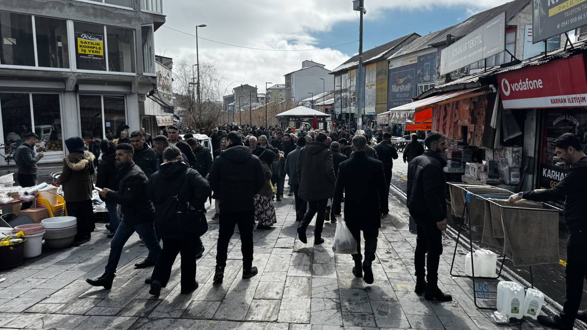 Ağrı’da bayram alışverişi yoğunluğu caddelere taştı