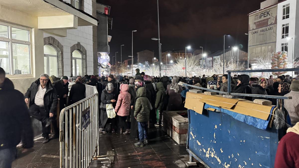 Ağrı’da Bayram Öncesi Hareketlilik Gece de Sürüyor