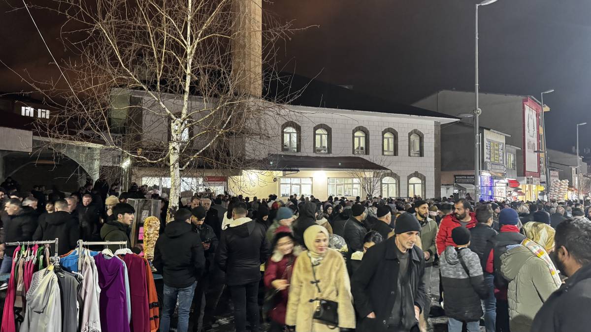 Ağrı’da Bayram Öncesi Hareketlilik Gece de Sürüyor