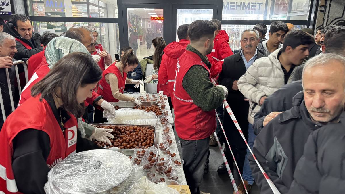 Kızılay’dan Ağrı’da Kadir Gecesi’nde 5 Bin Kişilik Lokma Dağıtımı