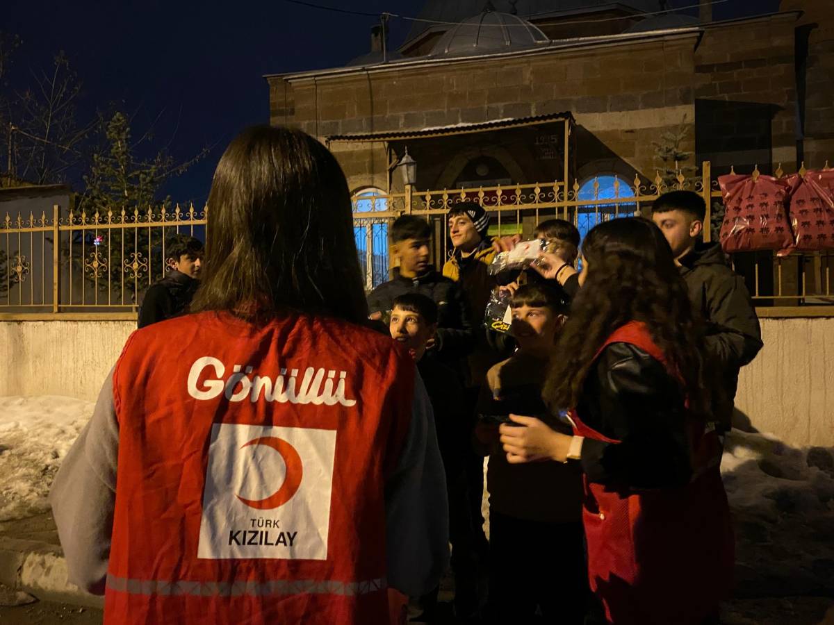 Kızılay gönüllüleri Ağrı’da çocukların teravih sevincine ortak oldu