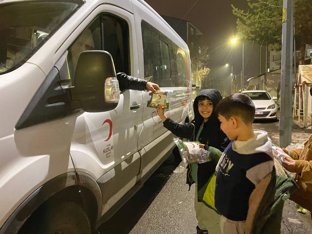 Kızılay gönüllüleri Ağrı’da çocukların teravih sevincine ortak oldu