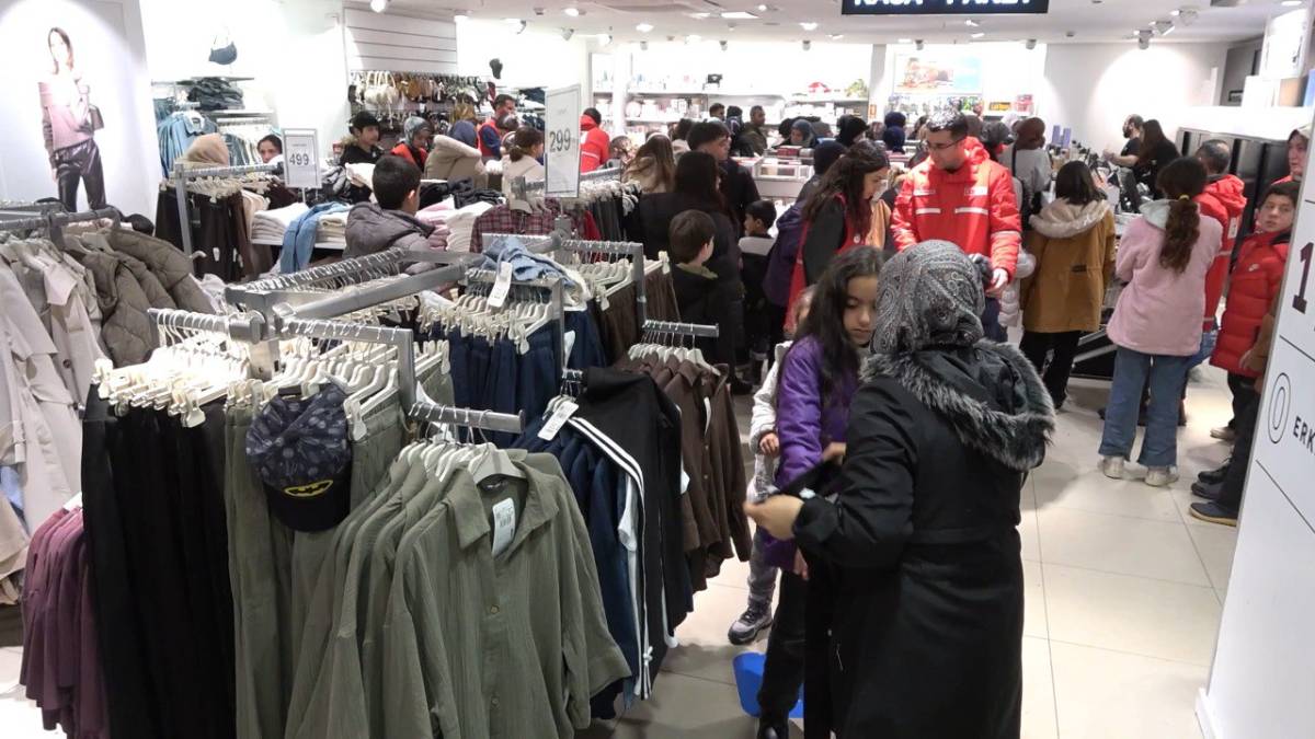 Kızılay Ağrı’da 800 çocuğun yüzünü güldürdü