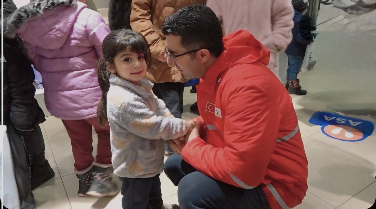 Kızılay Ağrı’da 800 çocuğun yüzünü güldürdü