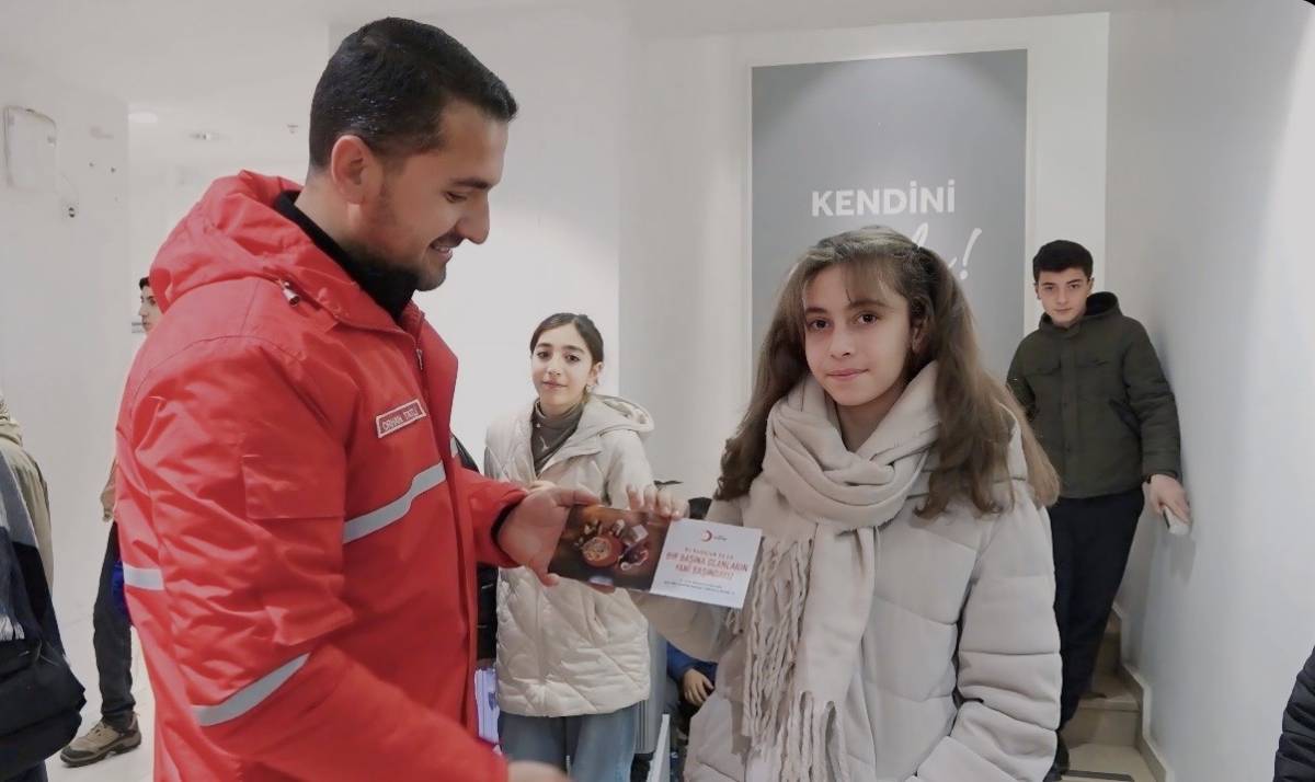 Kızılay Ağrı’da 800 çocuğun yüzünü güldürdü