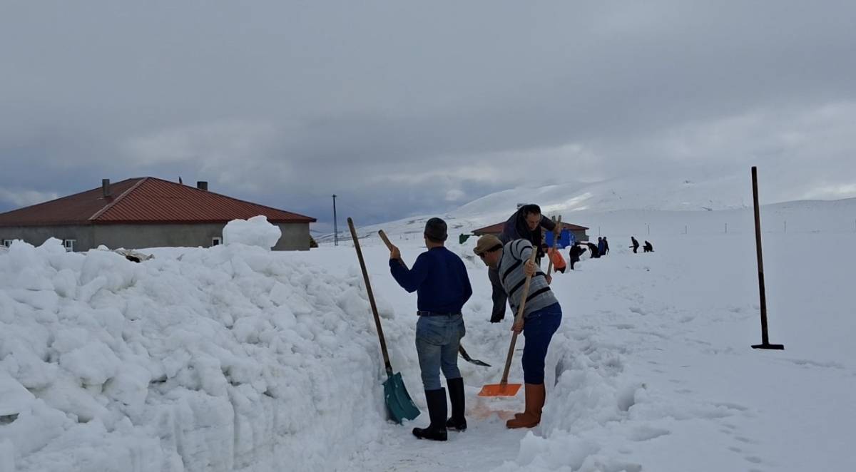 Ağrı’da köylüler sel riskine karşı karı kürekle yarıp su yolu açtı