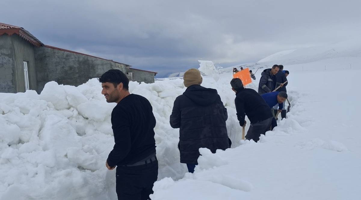 Ağrı’da köylüler sel riskine karşı karı kürekle yarıp su yolu açtı