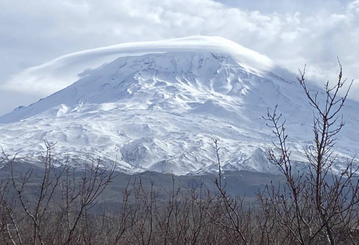 Ağrı Dağı zirvesi bulutlarla kaplandı