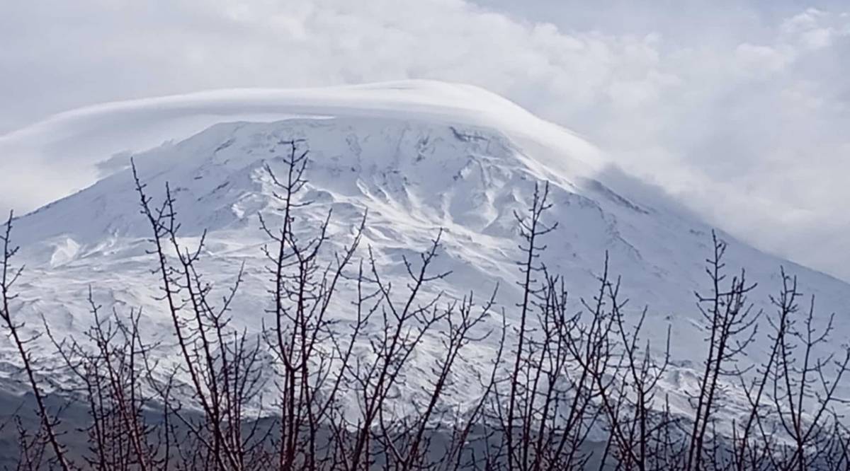 Ağrı Dağı zirvesi bulutlarla kaplandı