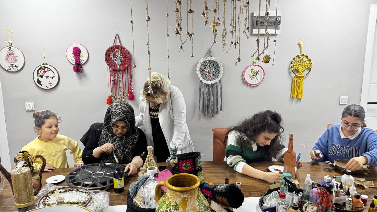 Ağrılı kadınlar evdeki atıkları sanata dönüştürüyor