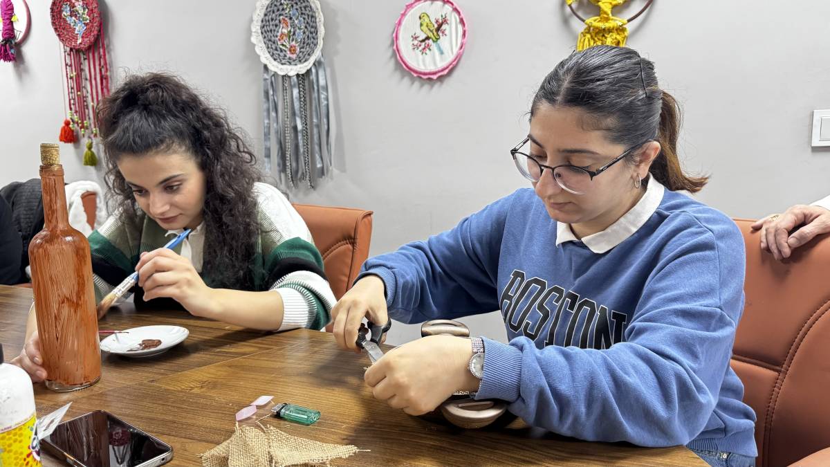 Ağrılı kadınlar evdeki atıkları sanata dönüştürüyor