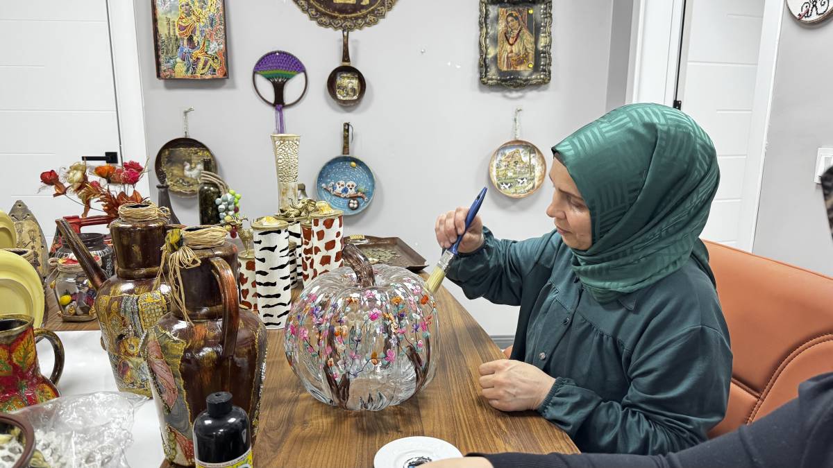 Ağrılı kadınlar evdeki atıkları sanata dönüştürüyor