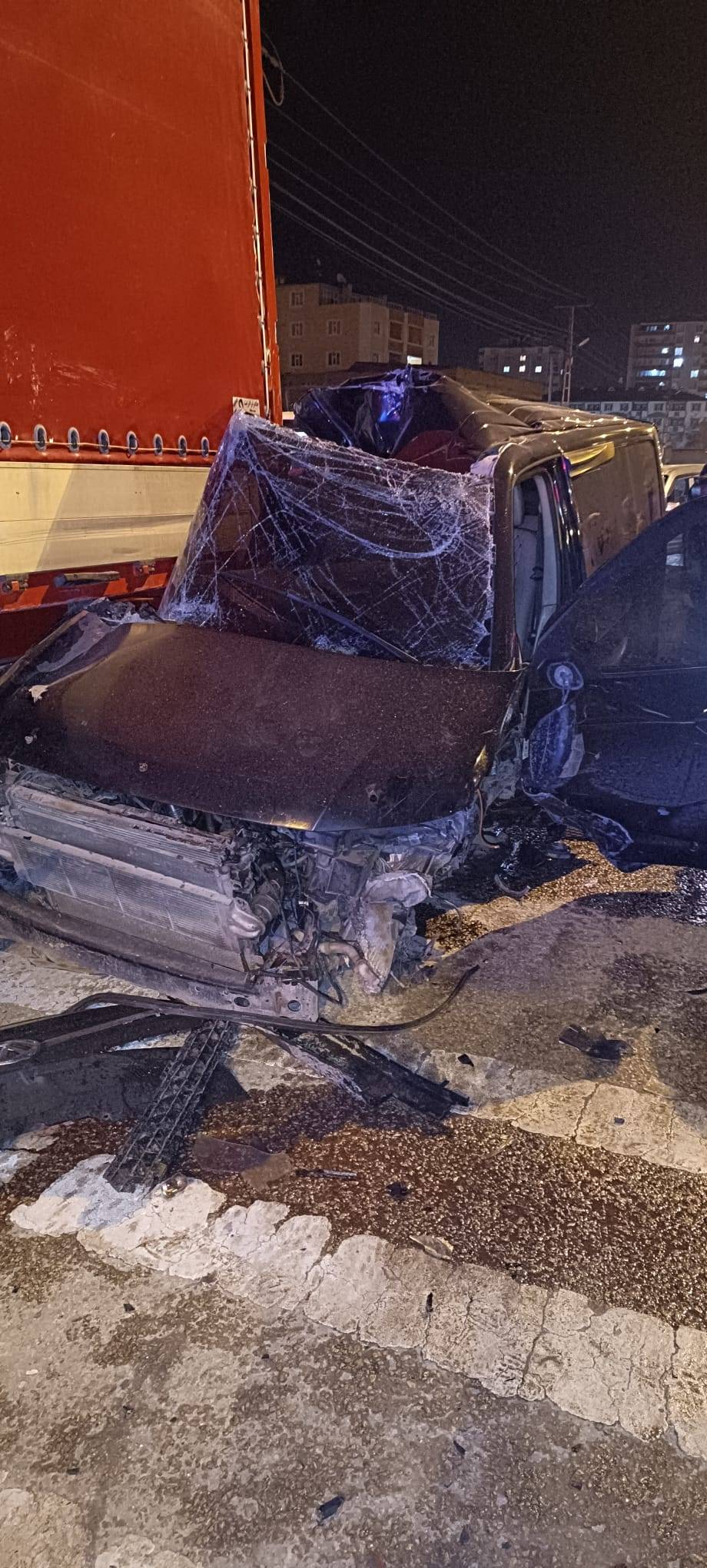 Doğubayazıt’ta tıra çarpan araç altına girdi: 1 yaralı