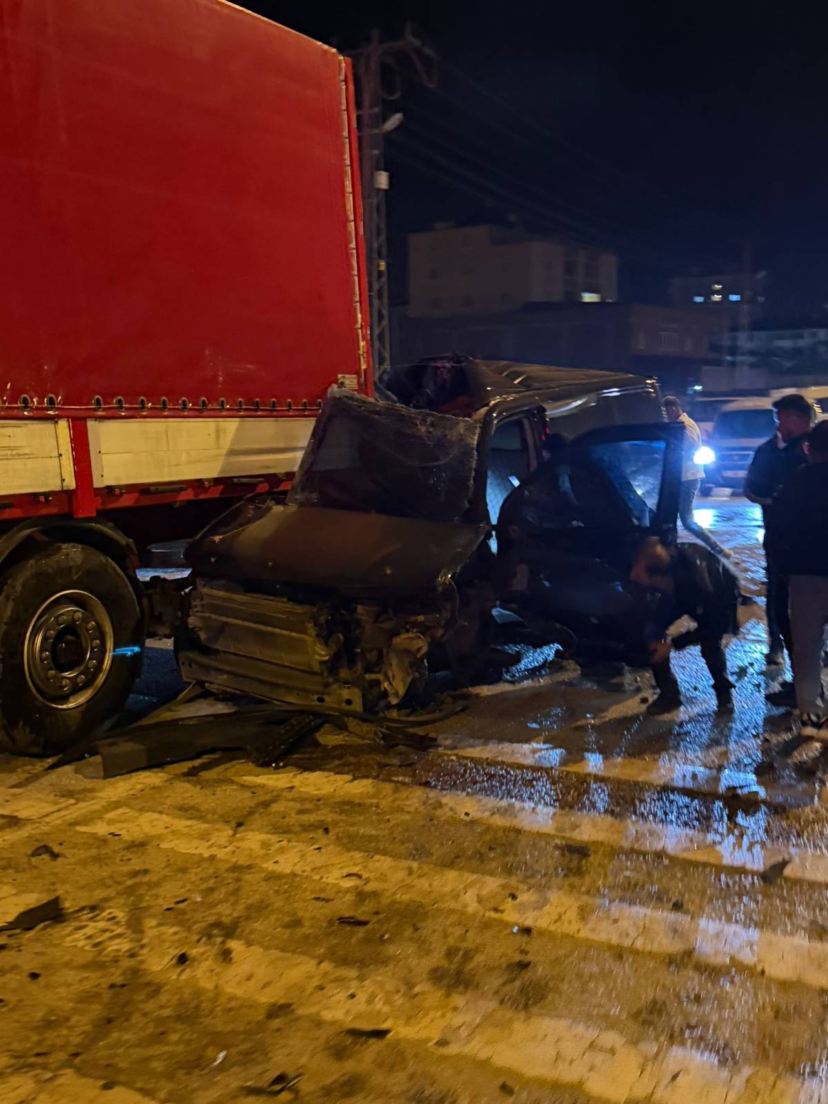 Doğubayazıt’ta tıra çarpan araç altına girdi: 1 yaralı