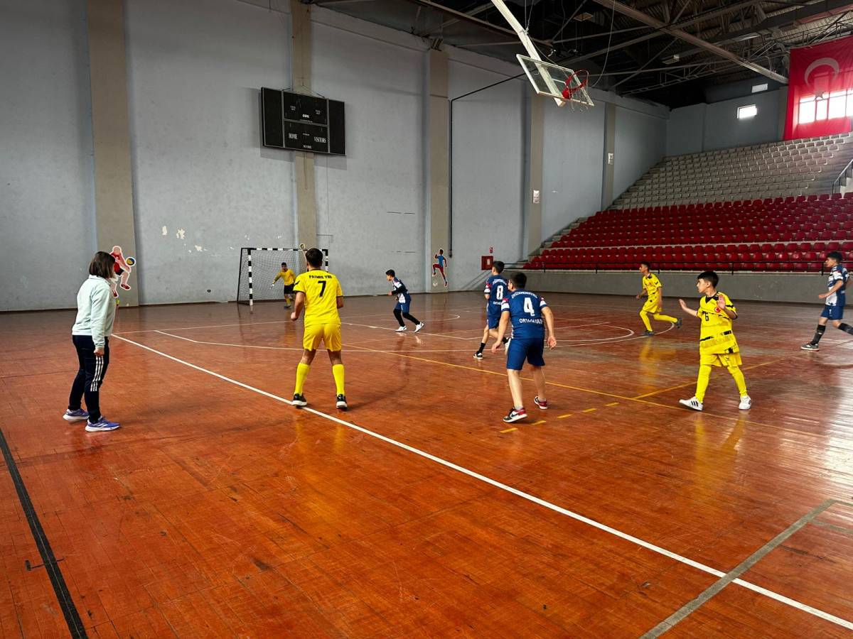 Patnos'ta düzenlenen Kız - Erkek Futsal Müsabakaları başladı.