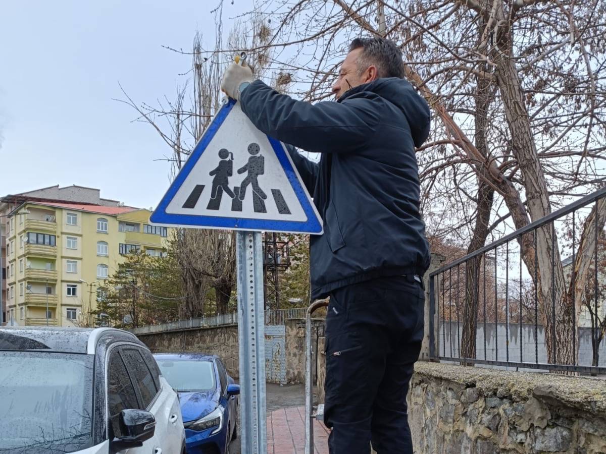 Ağrı’da trafik güvenliği için levhalar yenileniyor