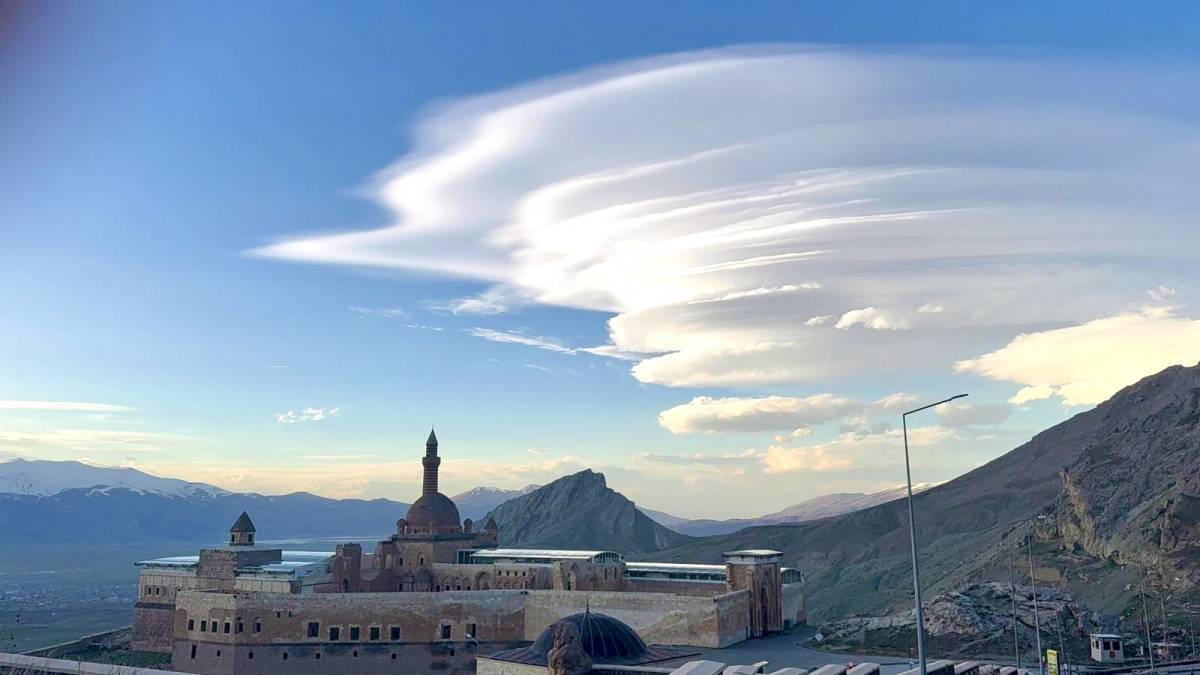 Ağrı’da mercek bulutları gökyüzünü süsledi