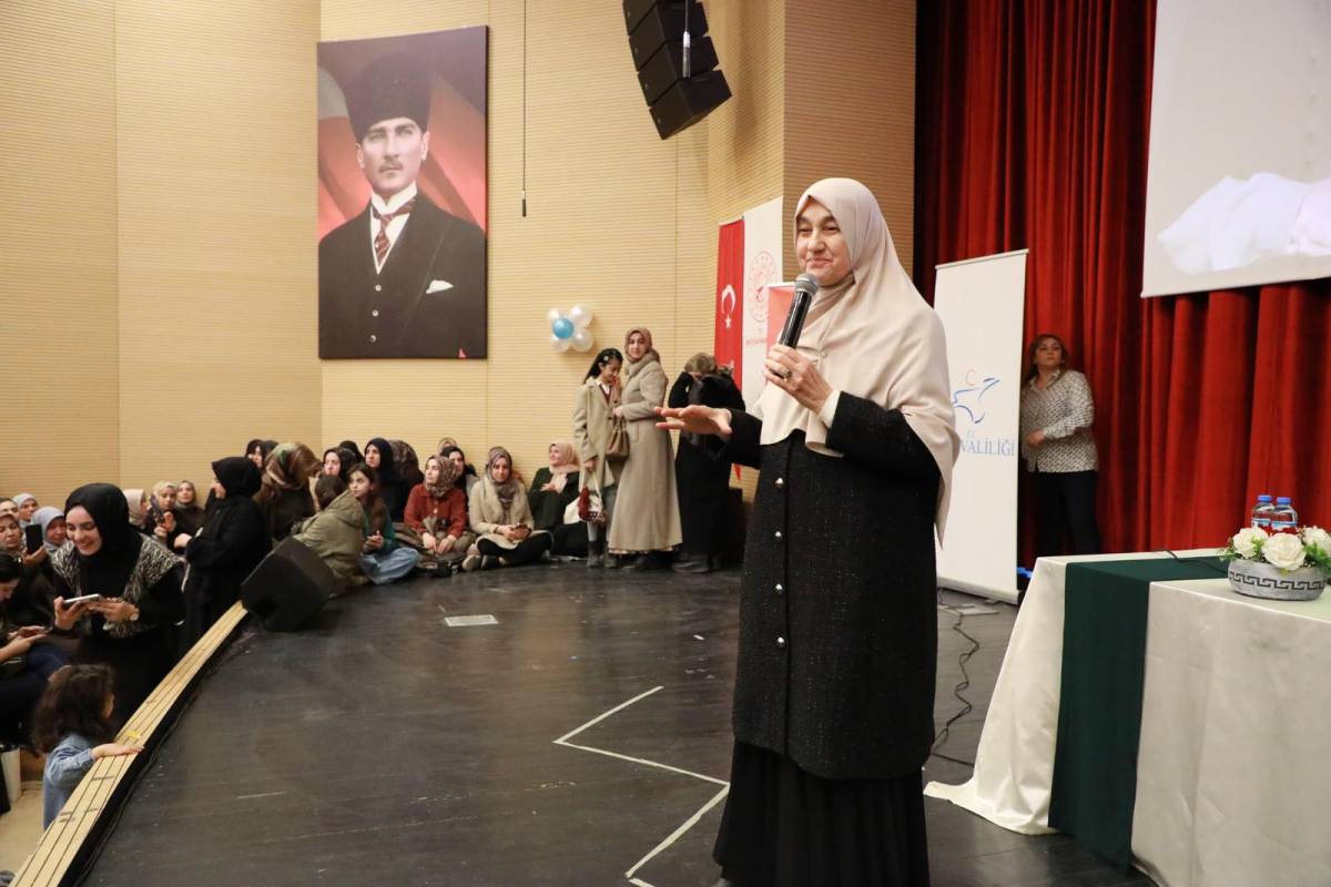 Büyükşehir Belediyesi Erciş’te Aile Semineri Düzenledi