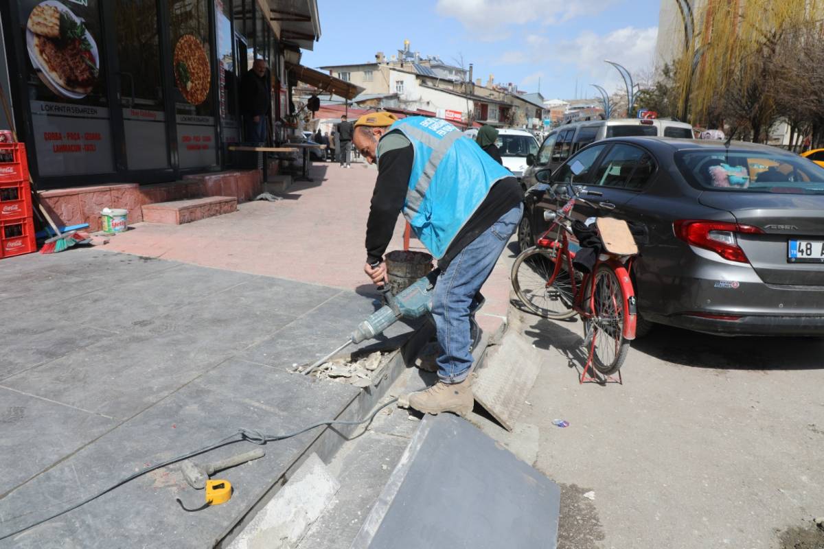 Erciş'te Bozuk Kaldırımlar Onarılıyor