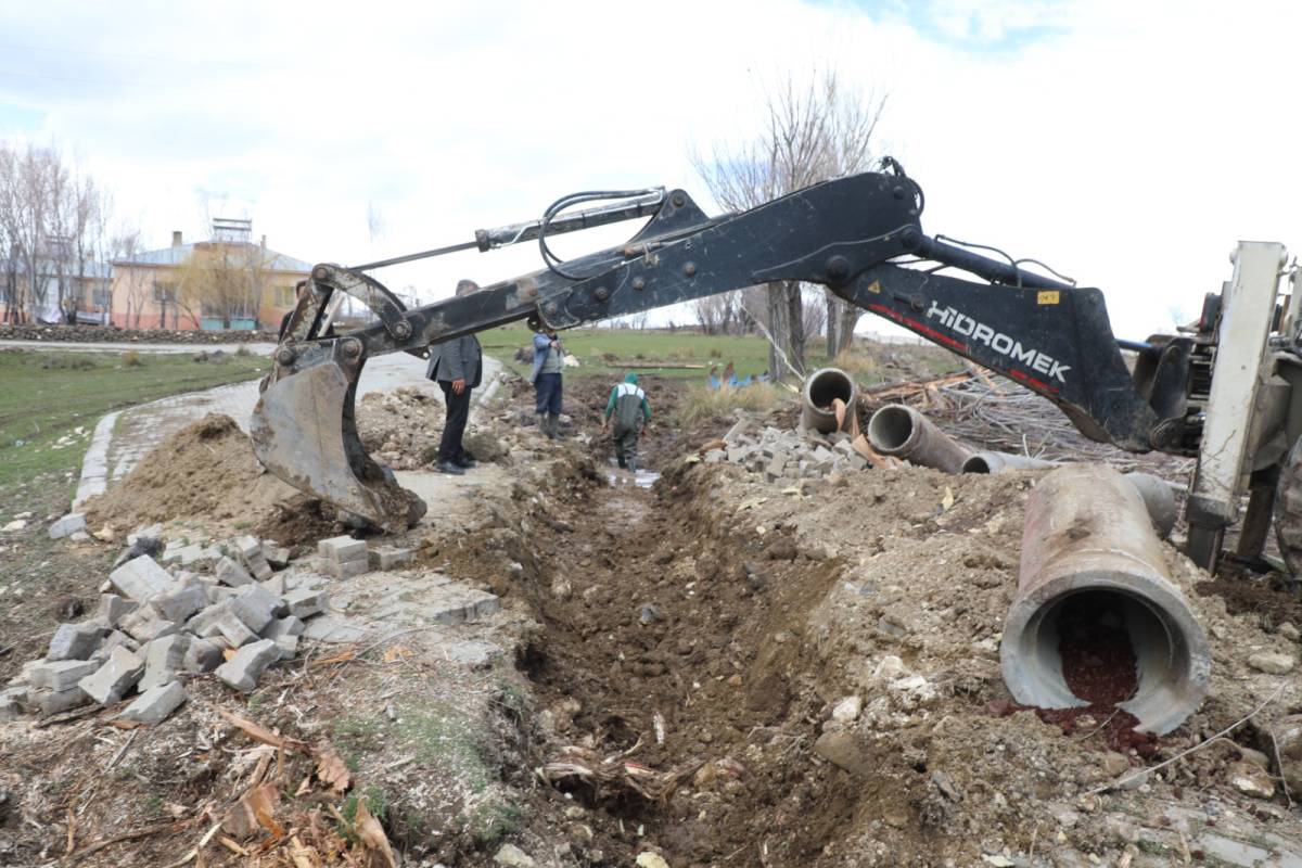 Erciş’te Altyapı Güçleniyor: Kadirasker Mahallesi’nde Büz Boru Çalışması