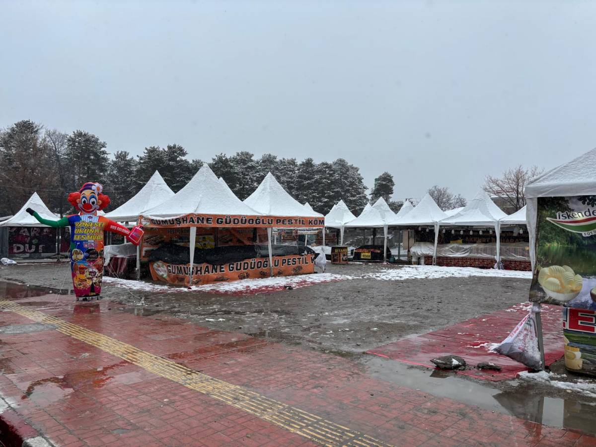 Erciş’te Yöresel Ürünler Gününü Kar Vurdu