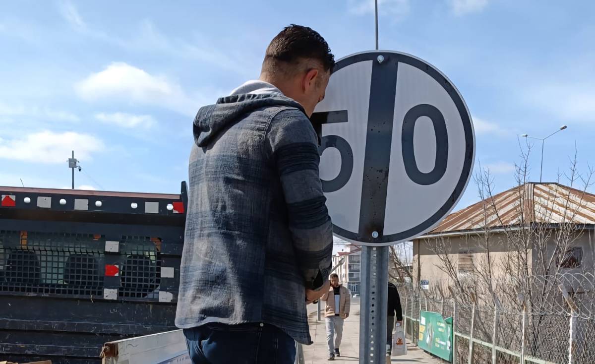 Ağrı’da trafik güvenliği için levhalar yenileniyor