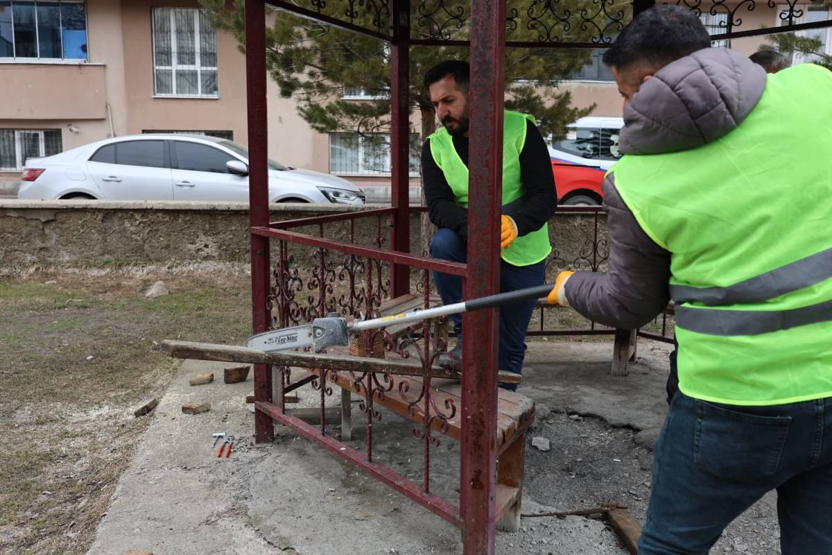 Ağrı’da yeşil alanlarda Bahar mesaisi başladı
