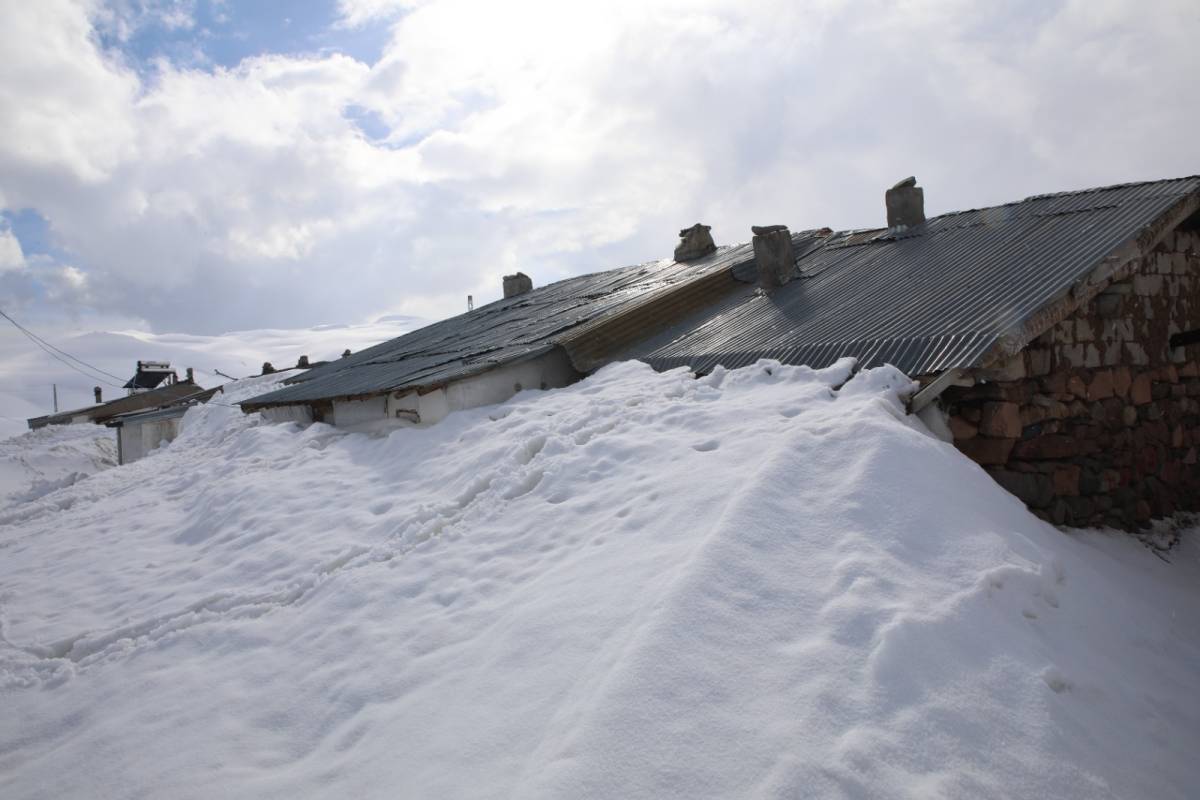 Erciş'te Nisan’da Dizboyu Kar