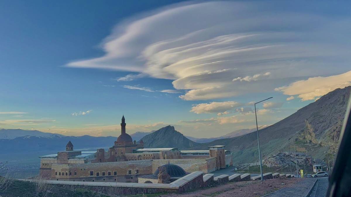 Ağrı’da mercek bulutları gökyüzünü süsledi