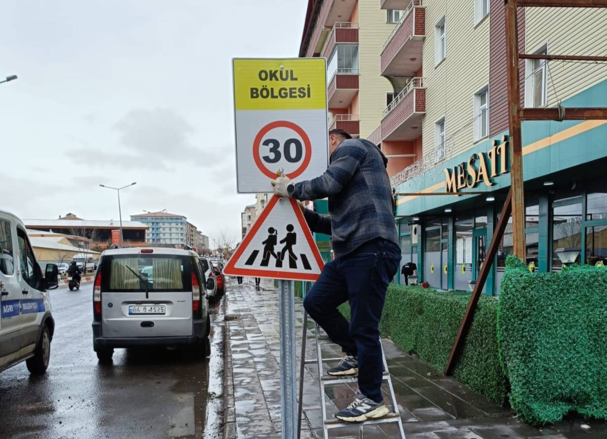 Ağrı’da trafik güvenliği için levhalar yenileniyor
