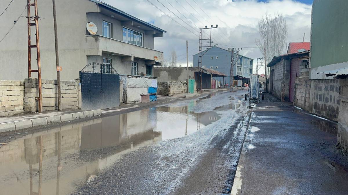 Ağrı’da Yağış Sonrası Yollar Göle Döndü