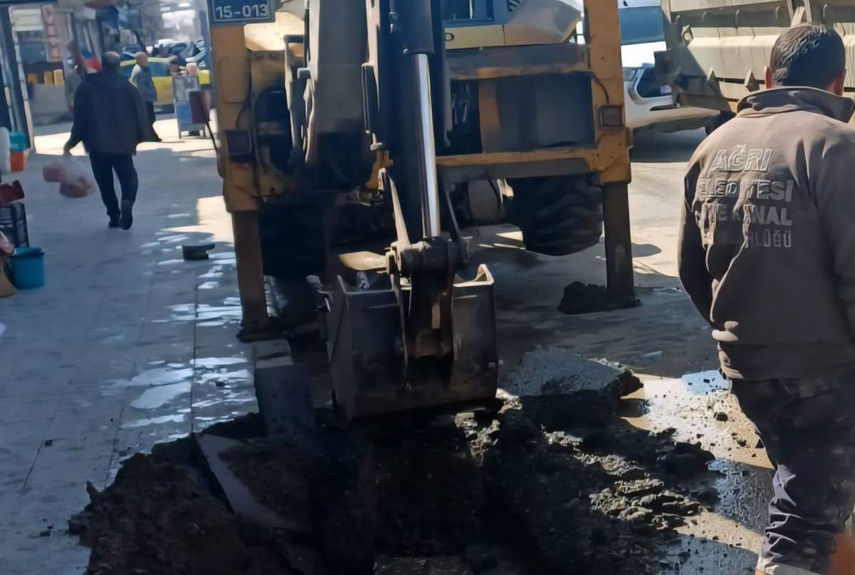 Ağrı Belediyesi Kent Genelinde Temizlik ve Bakım Onarım Çalışmaları Başlattı