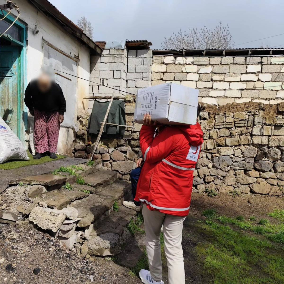 Patnos Kızılay ihtiyaç sahiplerine ulaşmaya devam ediyor