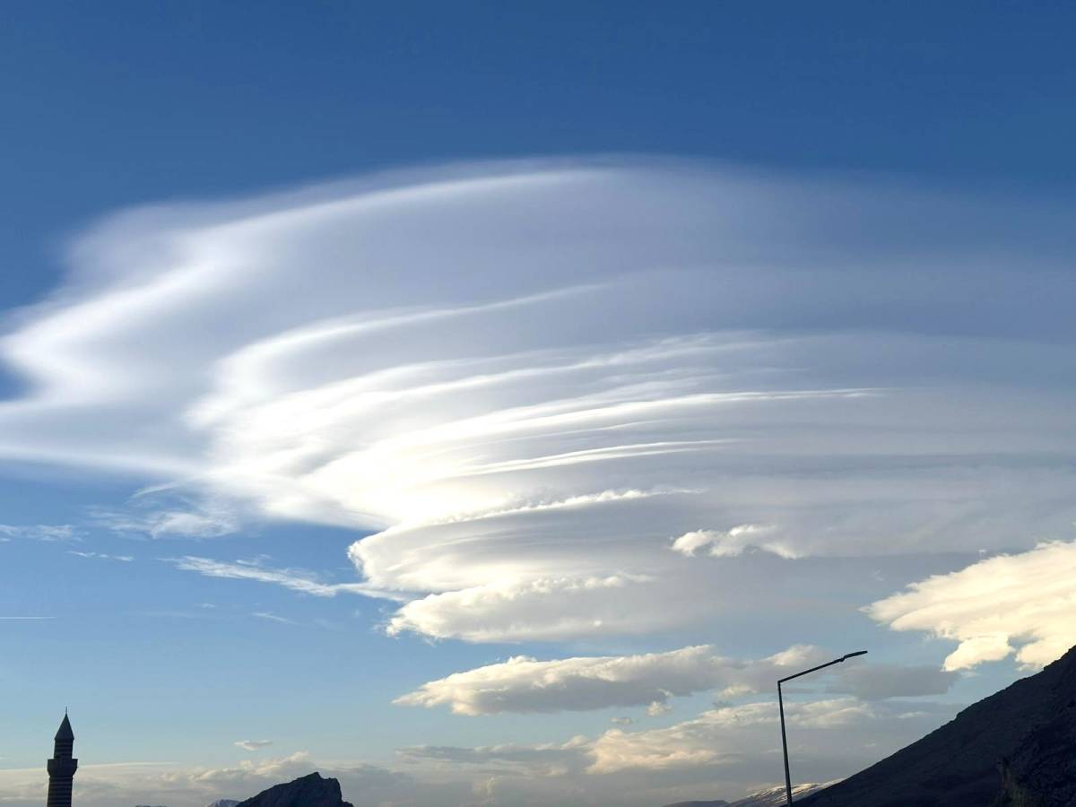 Ağrı’da mercek bulutları gökyüzünü süsledi