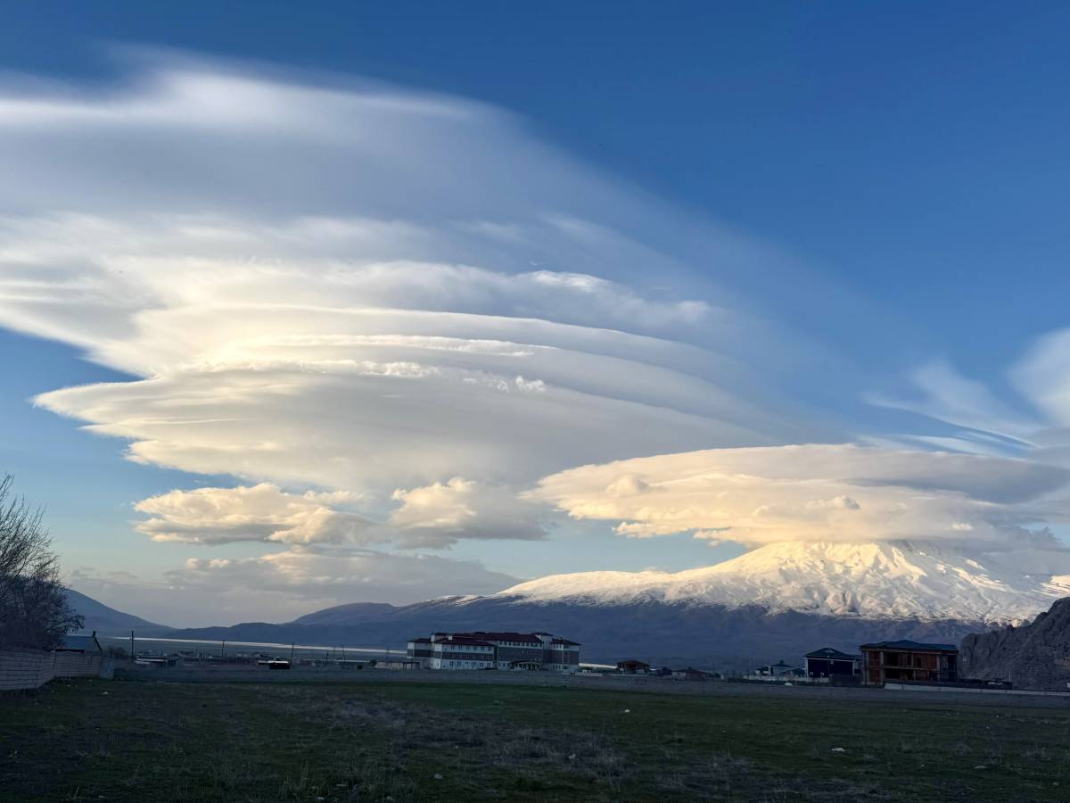 Ağrı’da mercek bulutları gökyüzünü süsledi