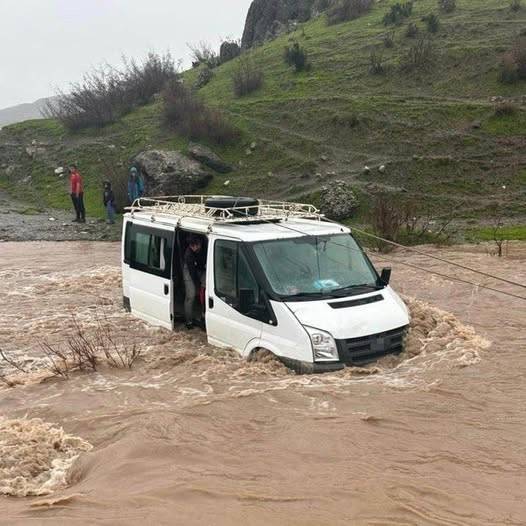 Sel Yolu Kapattı, Kalp krizi geçiren kadın araçta hayatını kaybetti