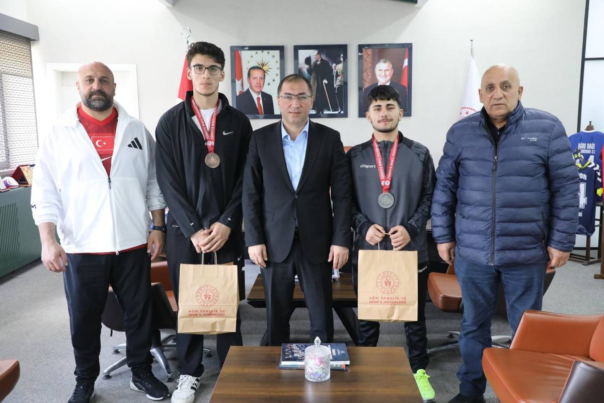 Ağrılı boksörlerden gururlandıran başarı