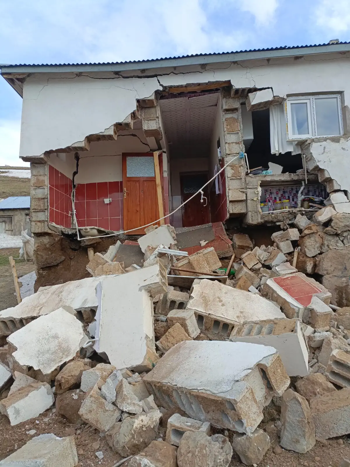 Patnos’ta 4.3 Büyüklüğünde Deprem: Kucak Köyünde Hasar Oluştu