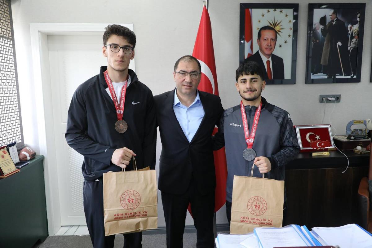 Ağrılı boksörlerden gururlandıran başarı