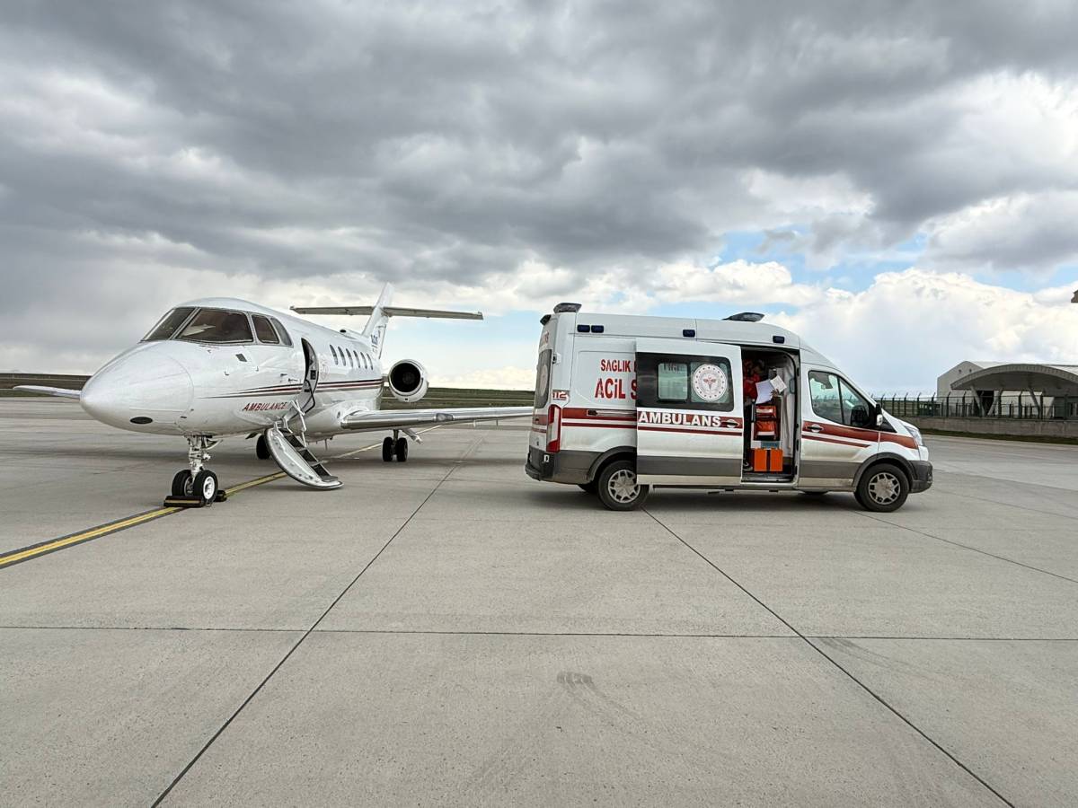 Ağrı’da dünyaya gelen bebek, ileri cerrahi için Elazığ’a nakledildi