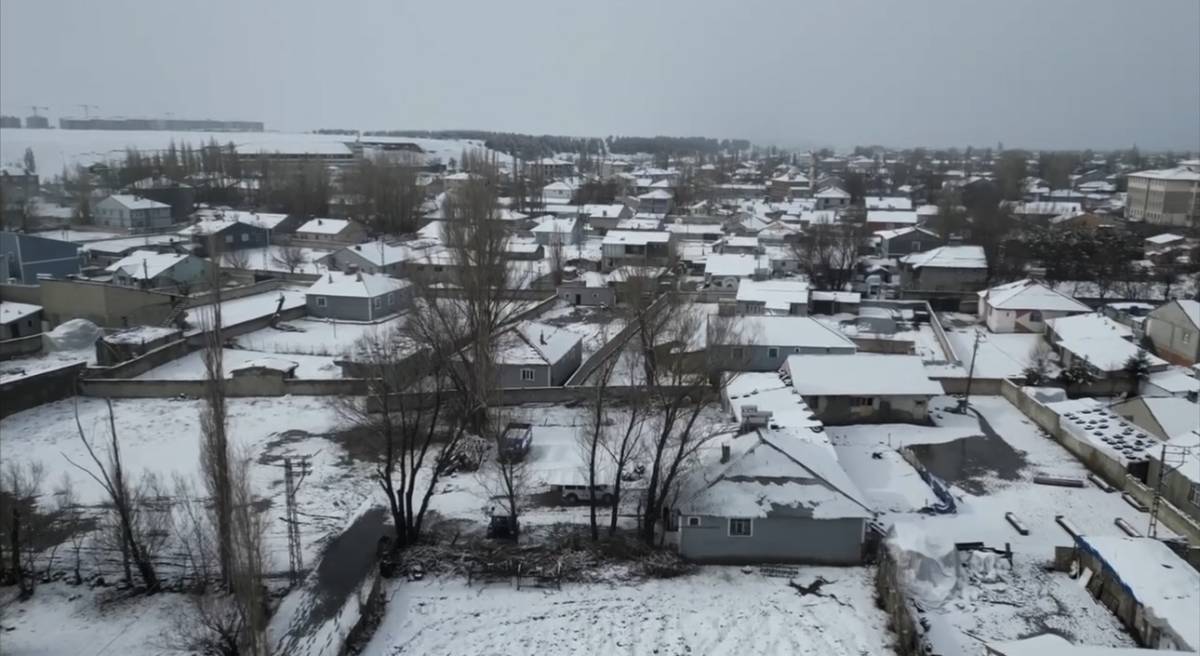 Ağrı’da sabah kar, öğle saatlerinde kardelen manzarası