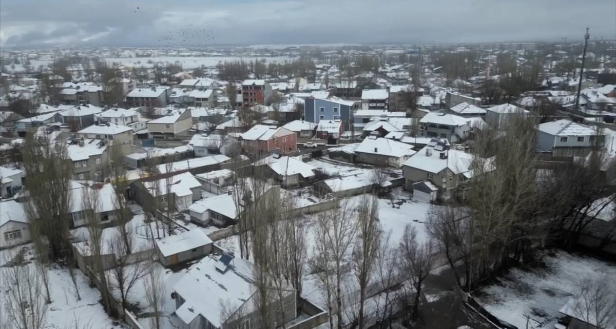 Ağrı’da sabah kar, öğle saatlerinde kardelen manzarası