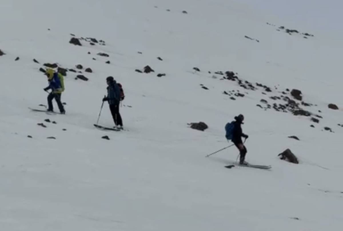 İtalyan turistler Ağrı Dağı zirvesinde kayak yaptı