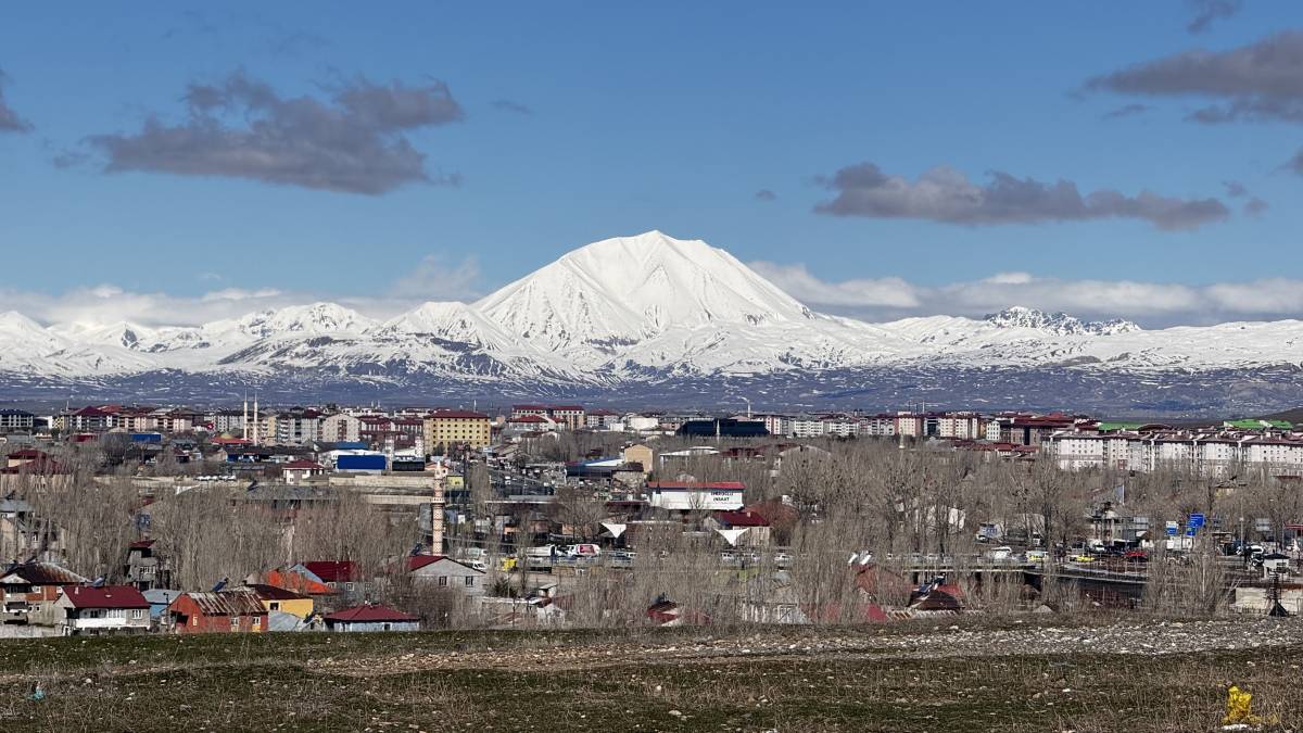 Kösedağ baharda da beyaz örtüsünü koruyor