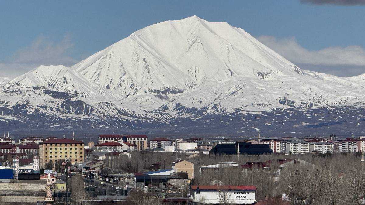 Kösedağ baharda da beyaz örtüsünü koruyor