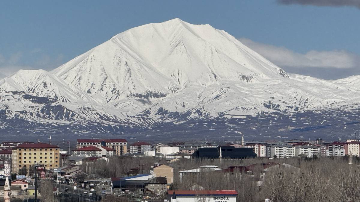 Kösedağ baharda da beyaz örtüsünü koruyor