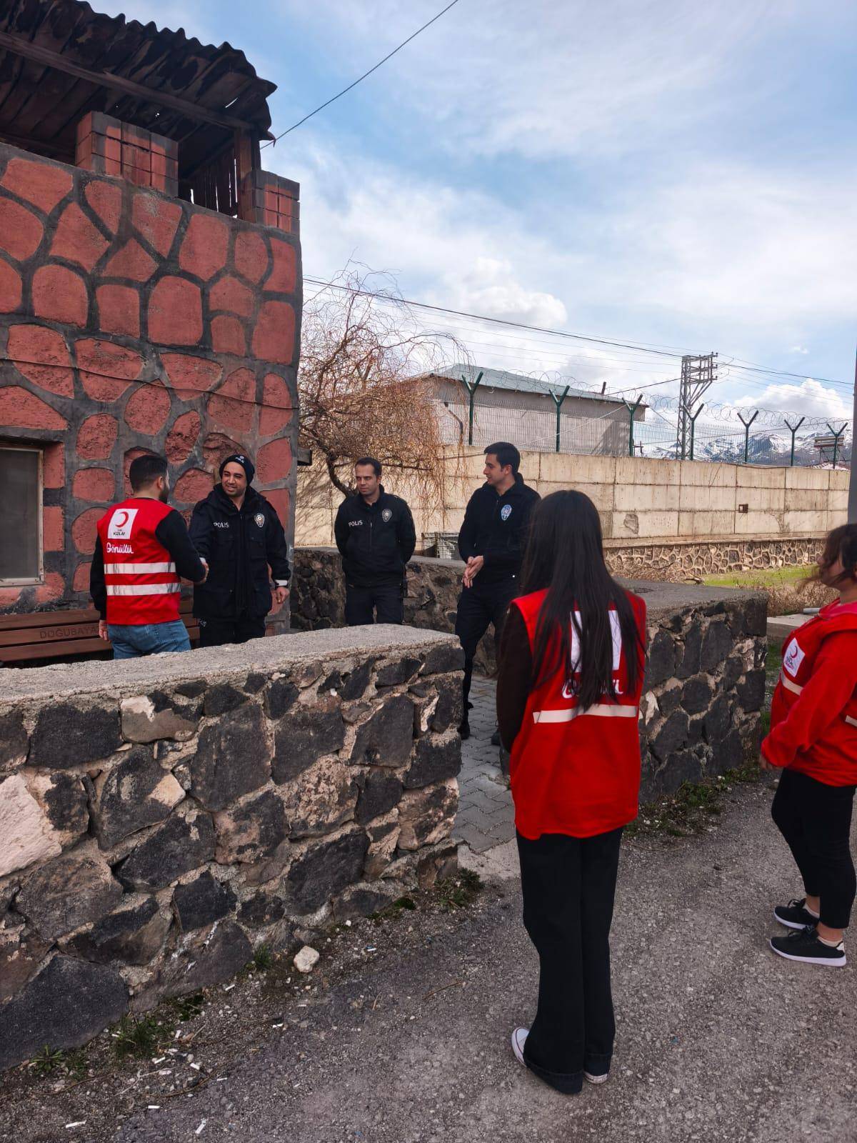 Doğubayazıt’ta polis ekiplerine anlamlı ziyaret