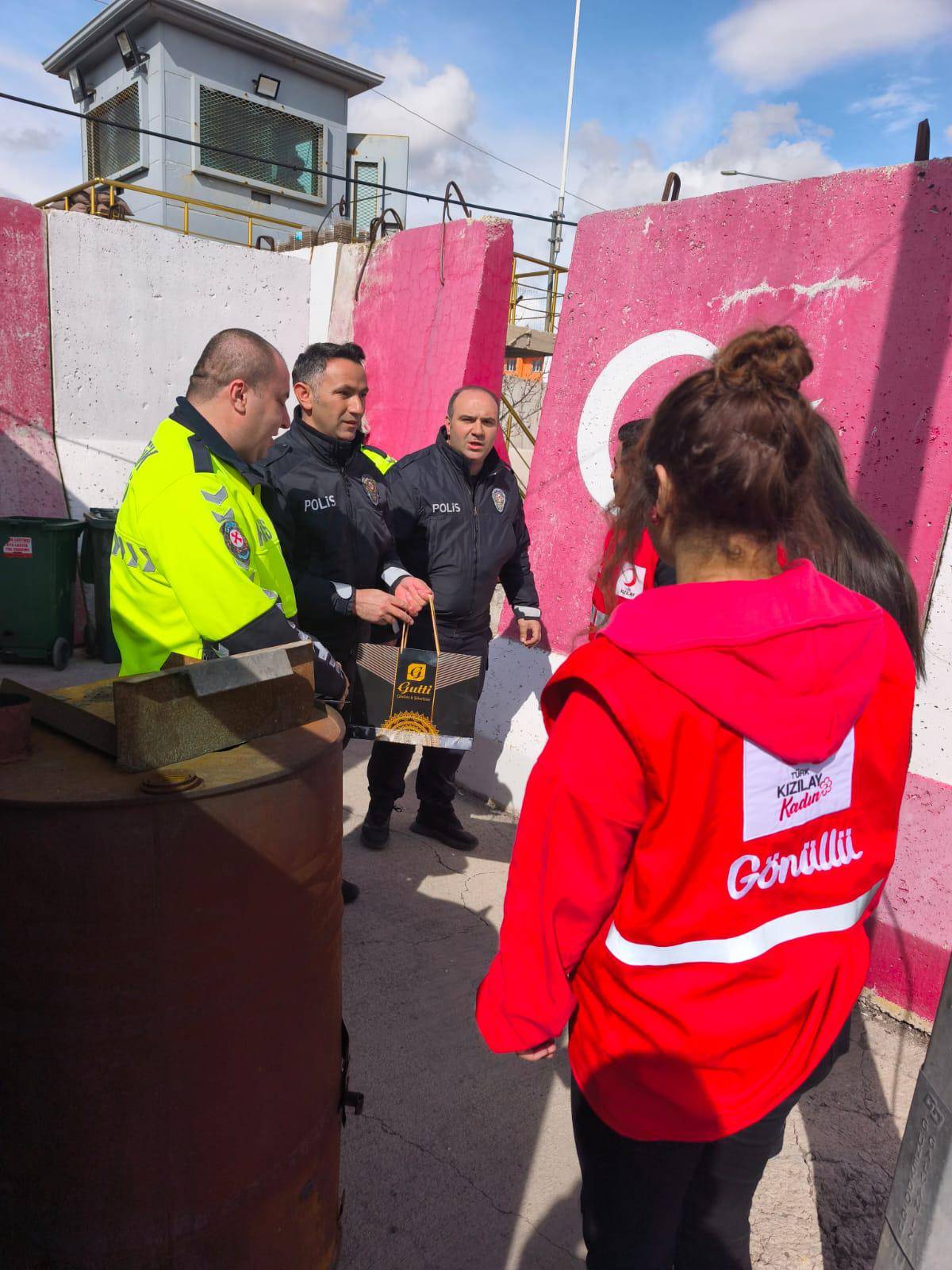Doğubayazıt’ta polis ekiplerine anlamlı ziyaret