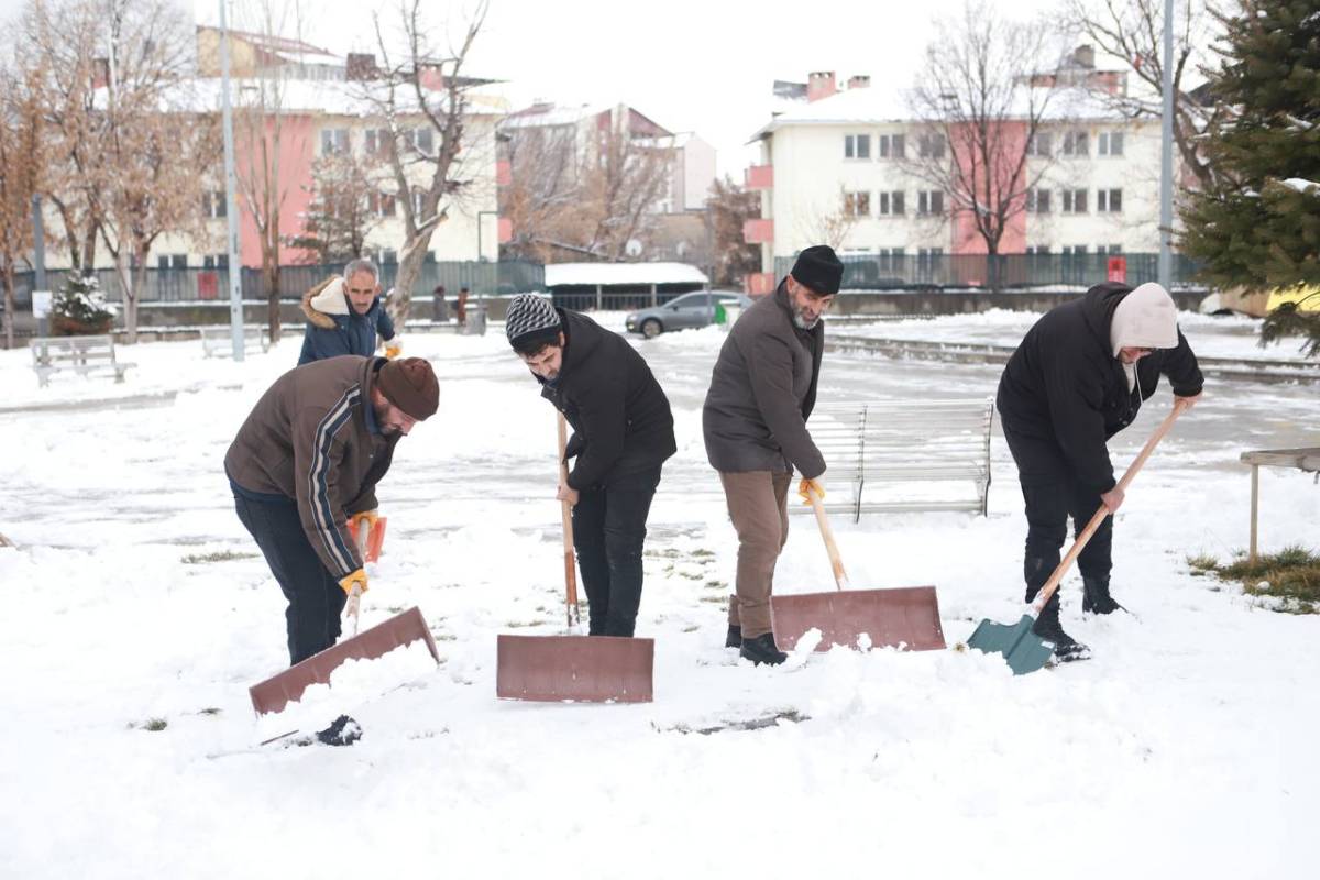 Ağrı’da bahar yerini yeniden kışa bıraktı