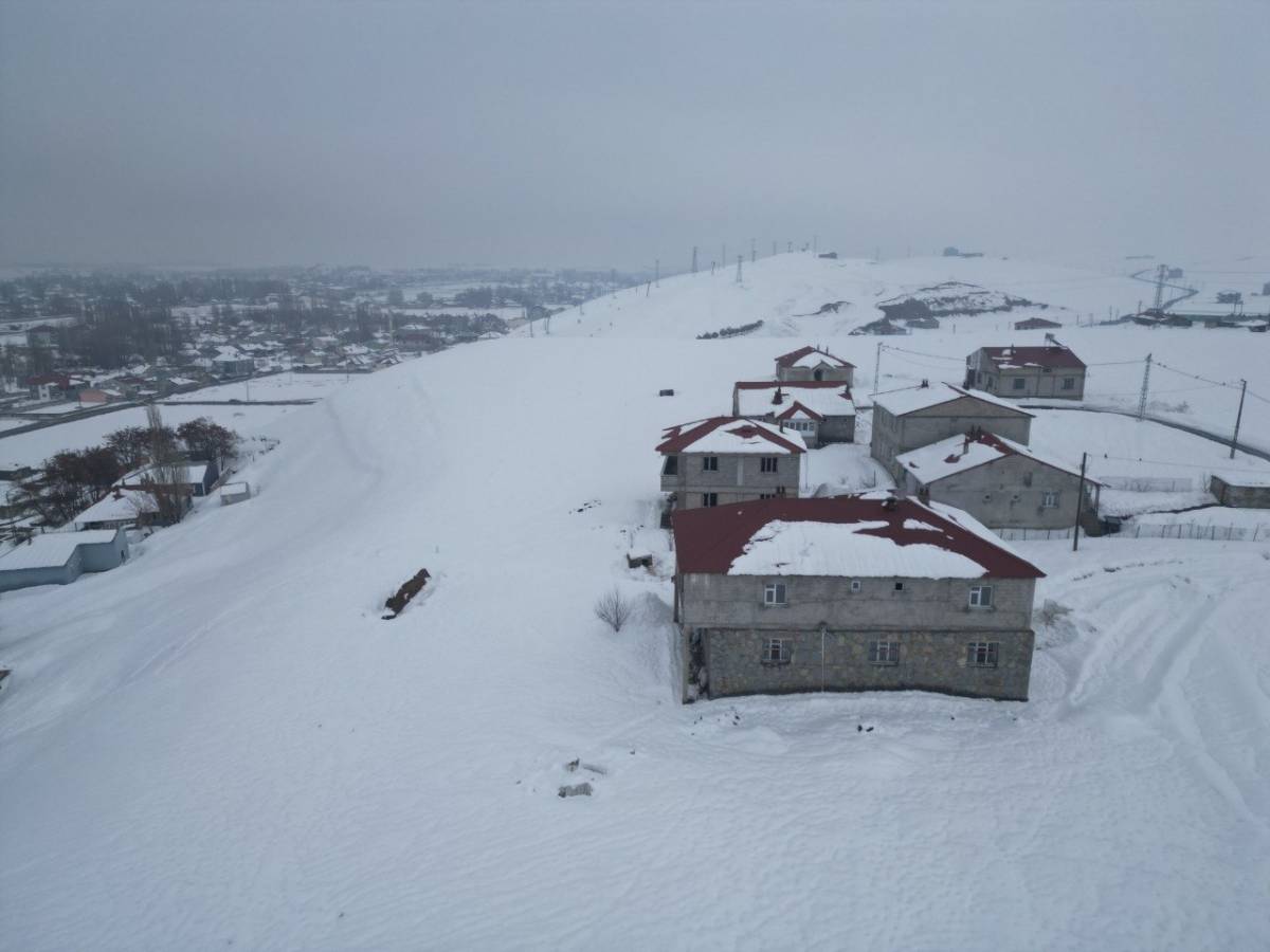 Ağrı’da bahar yerini yeniden kışa bıraktı
